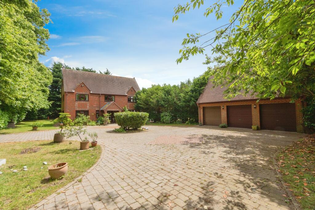 Main image of property: Reading Road, Sherfield-on-Loddon, Hook, Hampshire, RG27