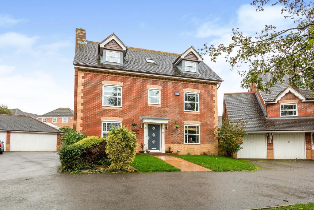 5 bedroom detached house for sale in Firecrest Road, Gabriel Park
