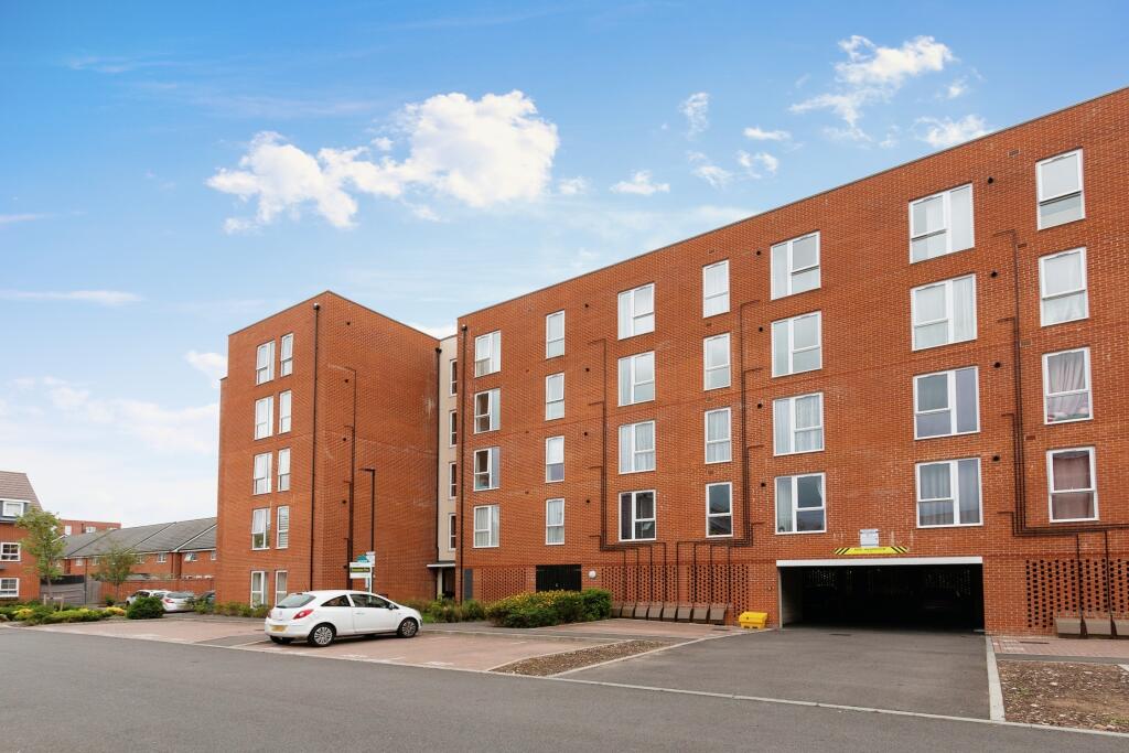 1 bedroom flat for sale in James Road, Basingstoke, Hampshire, RG21
