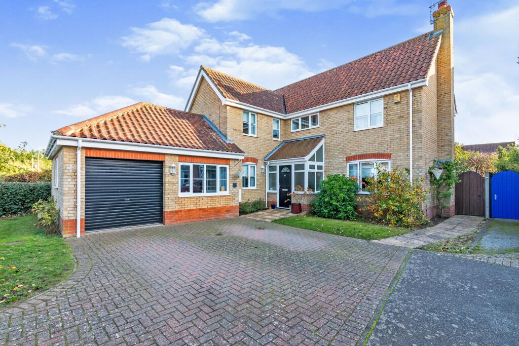 5 bedroom detached house for sale in Pepys Avenue, Worlingham, Beccles