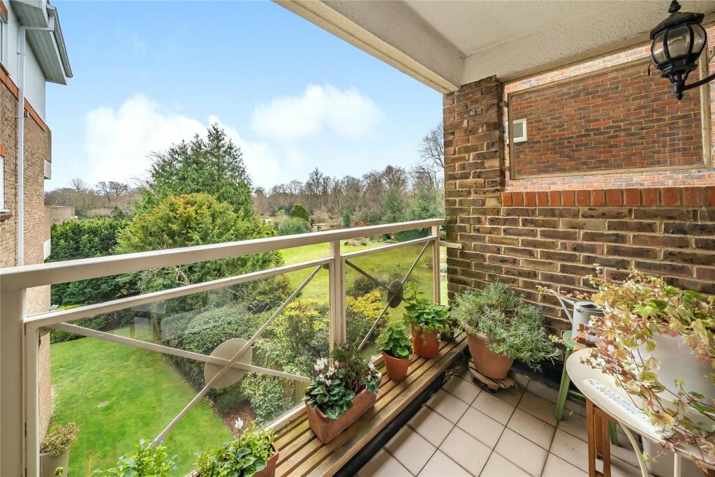 2 bedroom flat for sale in Court Downs Road, Beckenham, BR3