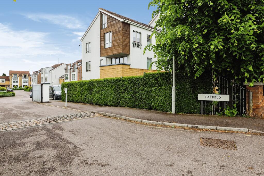 2 bedroom flat for sale in Oakfield, RadcliffeonTrent, Nottingham