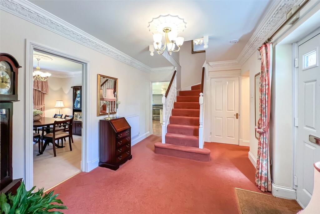 4 bedroom detached house for sale in Dumbleton Close, Southampton