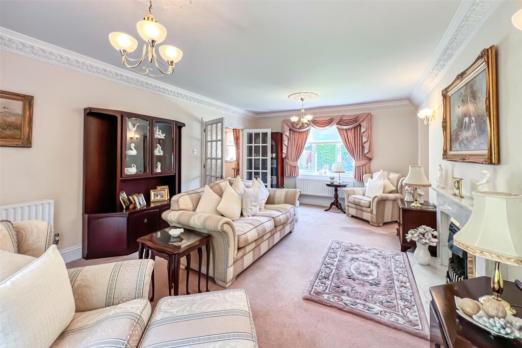 4 bedroom detached house for sale in Dumbleton Close, Southampton