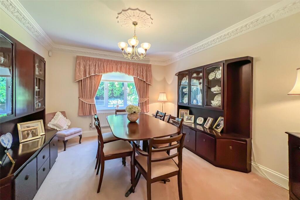 4 bedroom detached house for sale in Dumbleton Close, Southampton