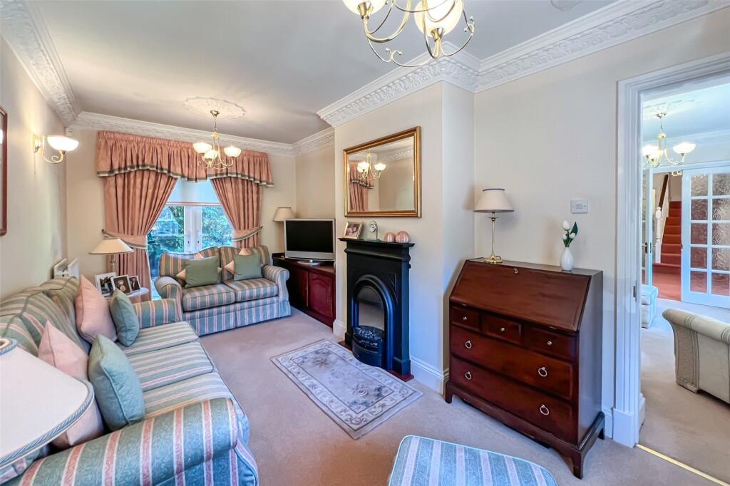 4 bedroom detached house for sale in Dumbleton Close, Southampton