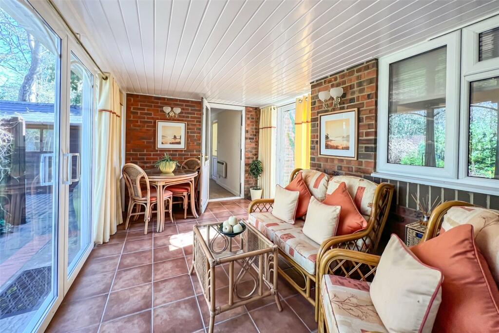 4 bedroom detached house for sale in Dumbleton Close, Southampton