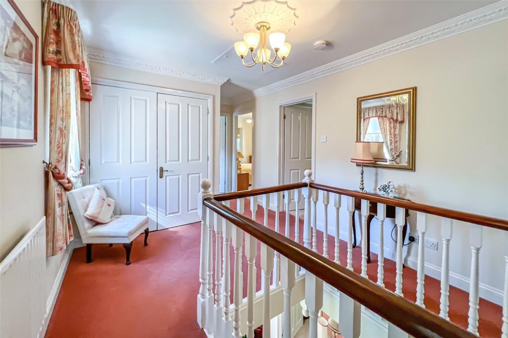 4 bedroom detached house for sale in Dumbleton Close, Southampton