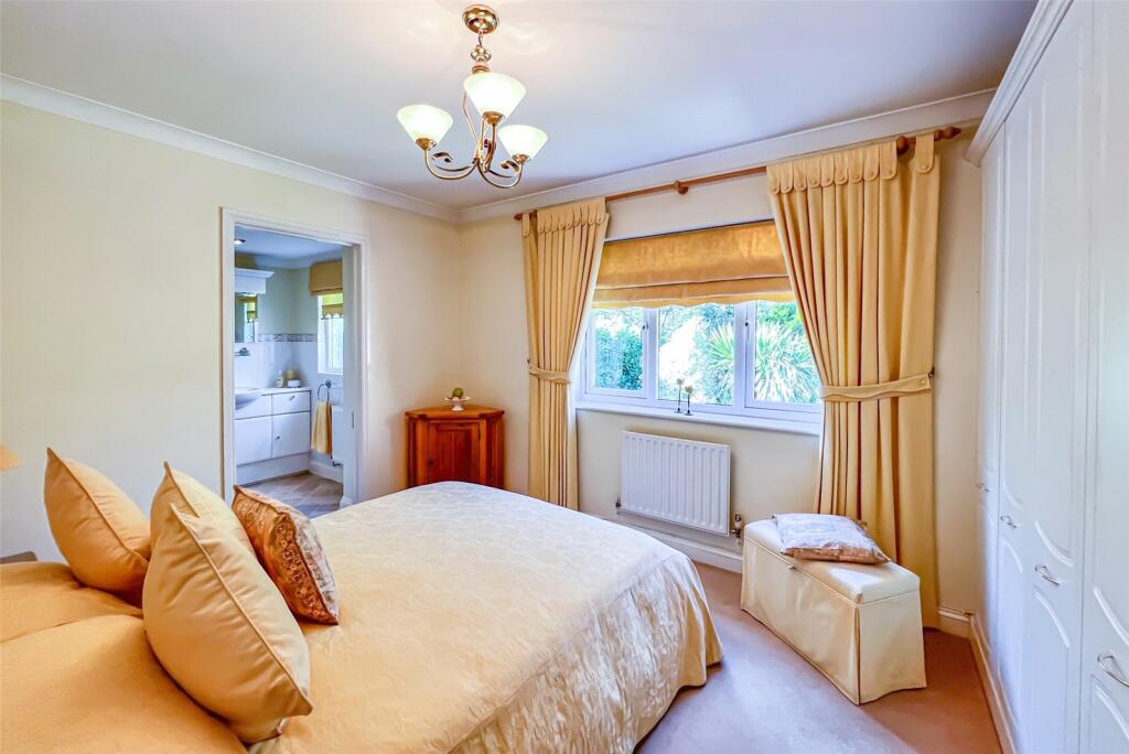 4 bedroom detached house for sale in Dumbleton Close, Southampton