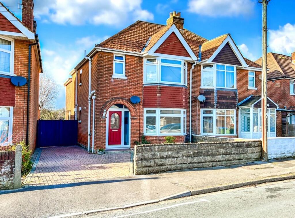 4 bedroom semi-detached house for sale in Deacon Close, SOUTHAMPTON, Hampshire, SO19