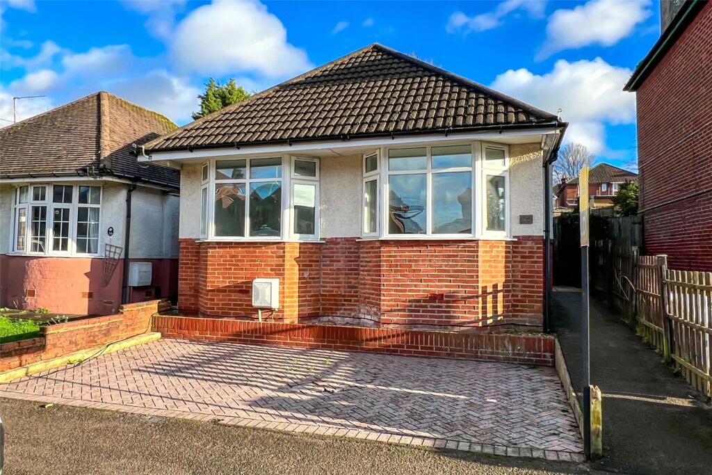 3 bedroom bungalow for sale in Newton Road, Southampton, Hampshire, SO18