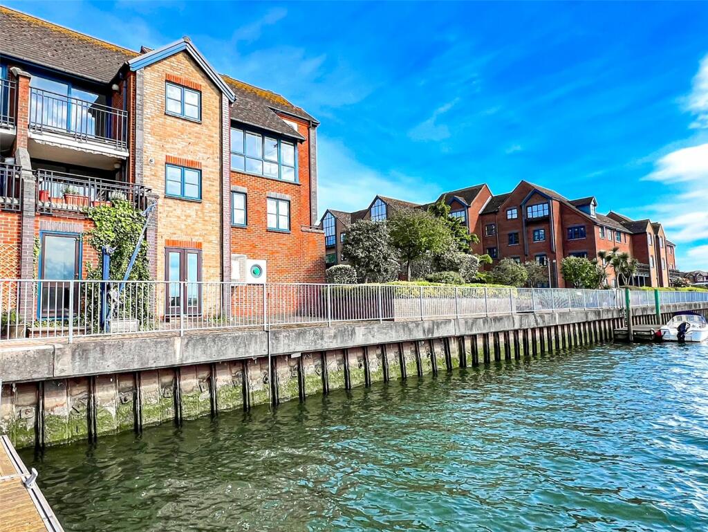 4 bedroom terraced house for sale in Riverdene Place, Southampton, Hampshire, SO18
