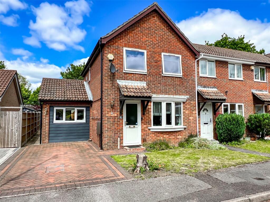 3 bedroom end of terrace house for sale in Pennycress, Locks Heath, Southampton, Hampshire, SO31