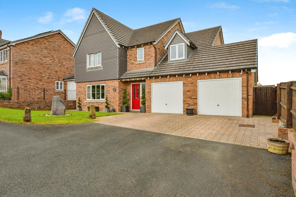 4 bedroom detached house for sale in Kings Road, Calf Heath, Wolverhampton, Staffordshire, WV10