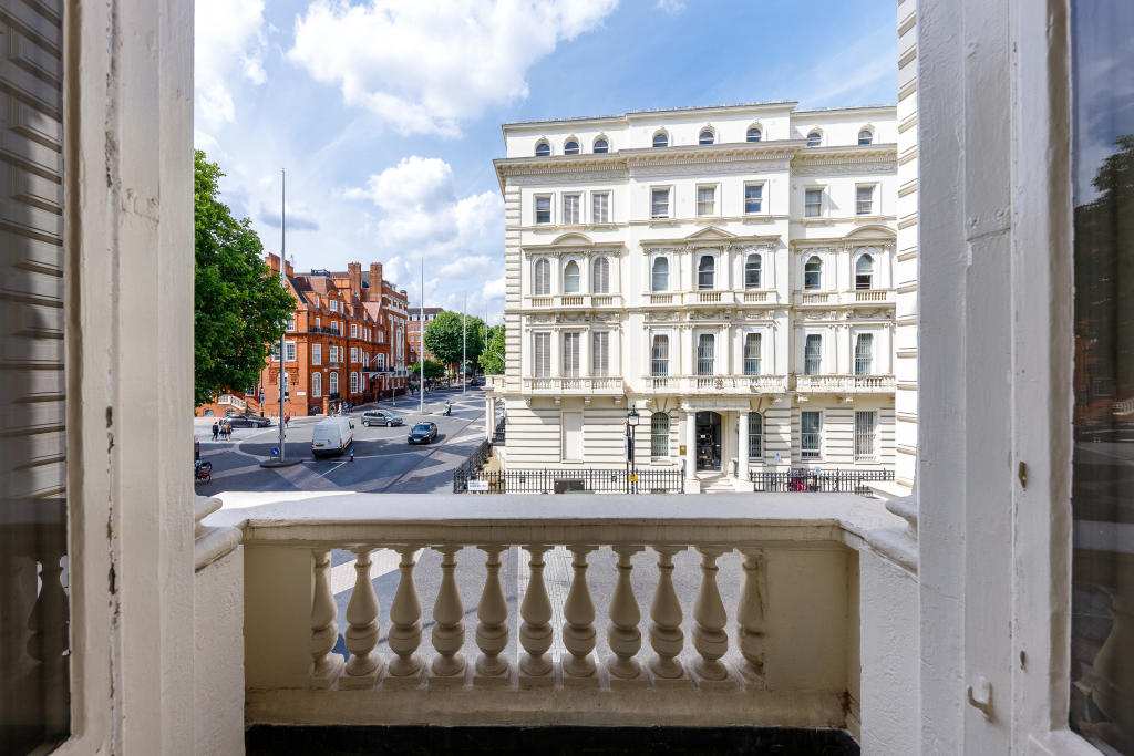 3 bedroom flat for sale in Princes Gate, London, SW7