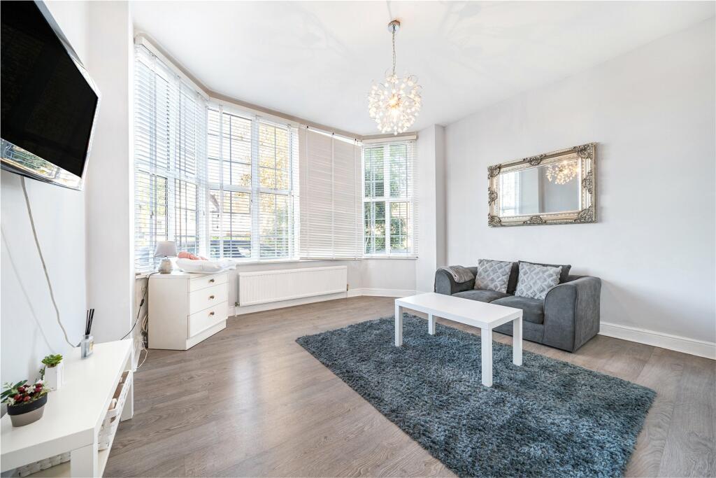 2 bedroom flat for sale in Grove Park Road, London, SE9