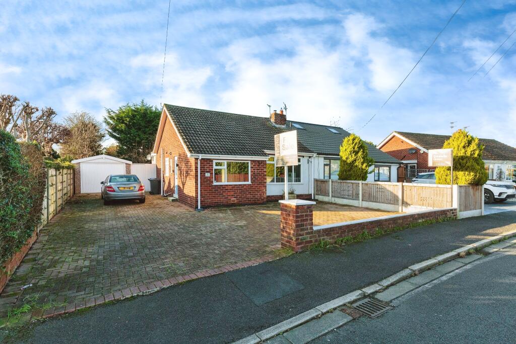 2 bedroom bungalow for sale in Royston Road, POULTONLEFYLDE
