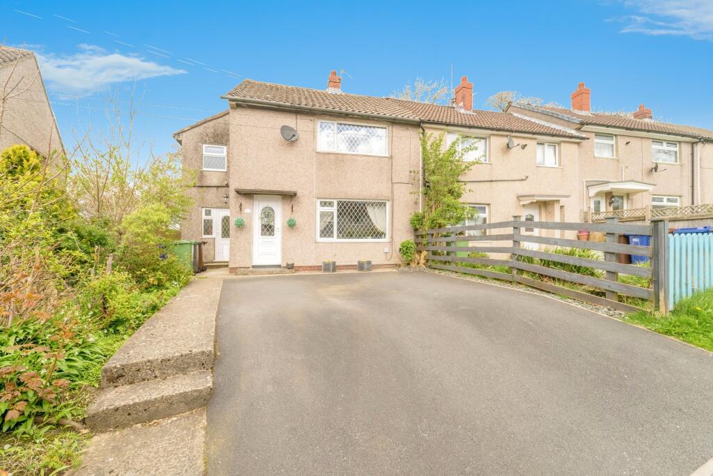 3 bedroom end of terrace house for sale in Kirkstall Drive, Barnoldswick, Lancashire, BB18