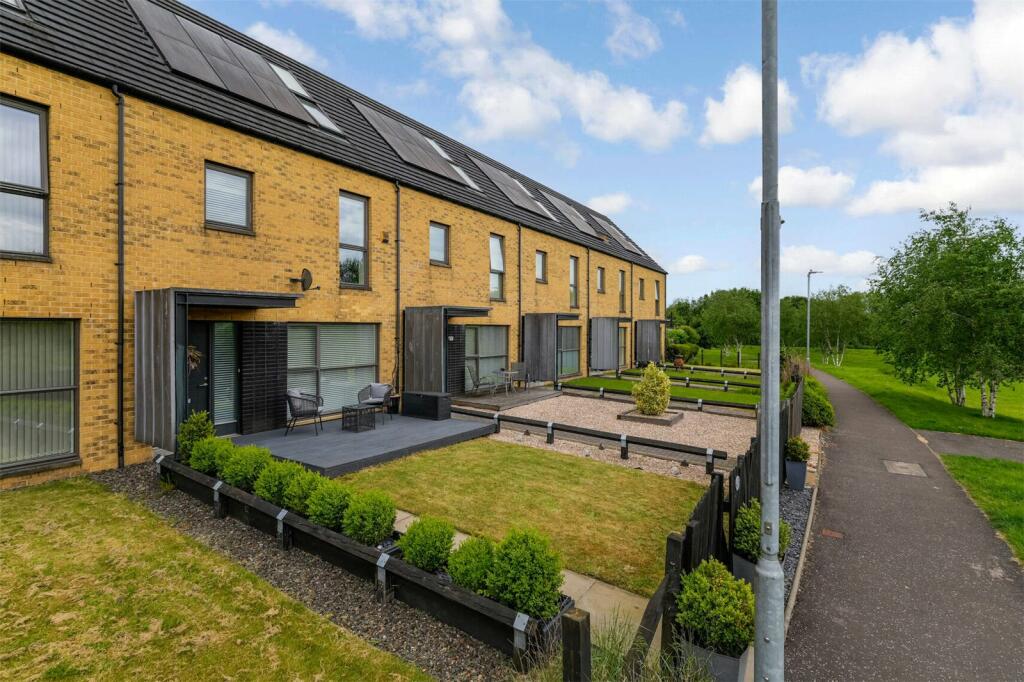 3 bedroom town house for sale in Vancouver Walk, Dalmarnock, Glasgow, G40