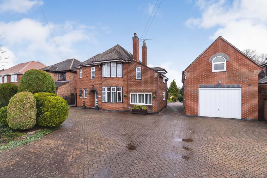 5 bedroom detached house for sale in Doles Lane, Findern, Derby