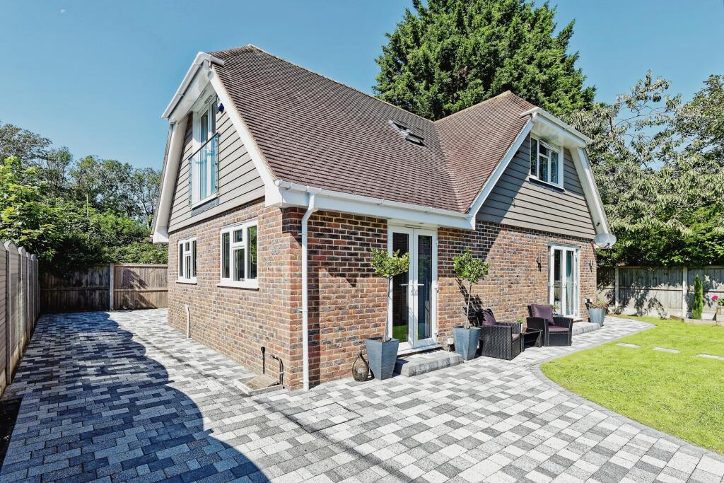 4 bedroom detached house for sale in St. Martins Road, Guston, Dover