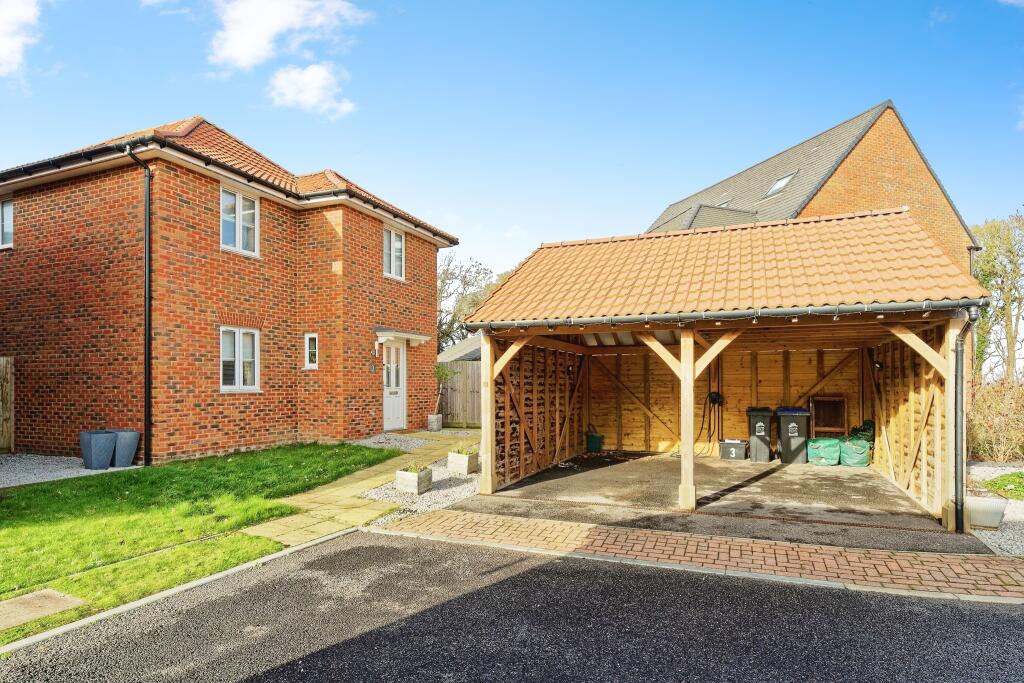 4 bedroom detached house for sale in Canary Grove, Aylesham, Canterbury
