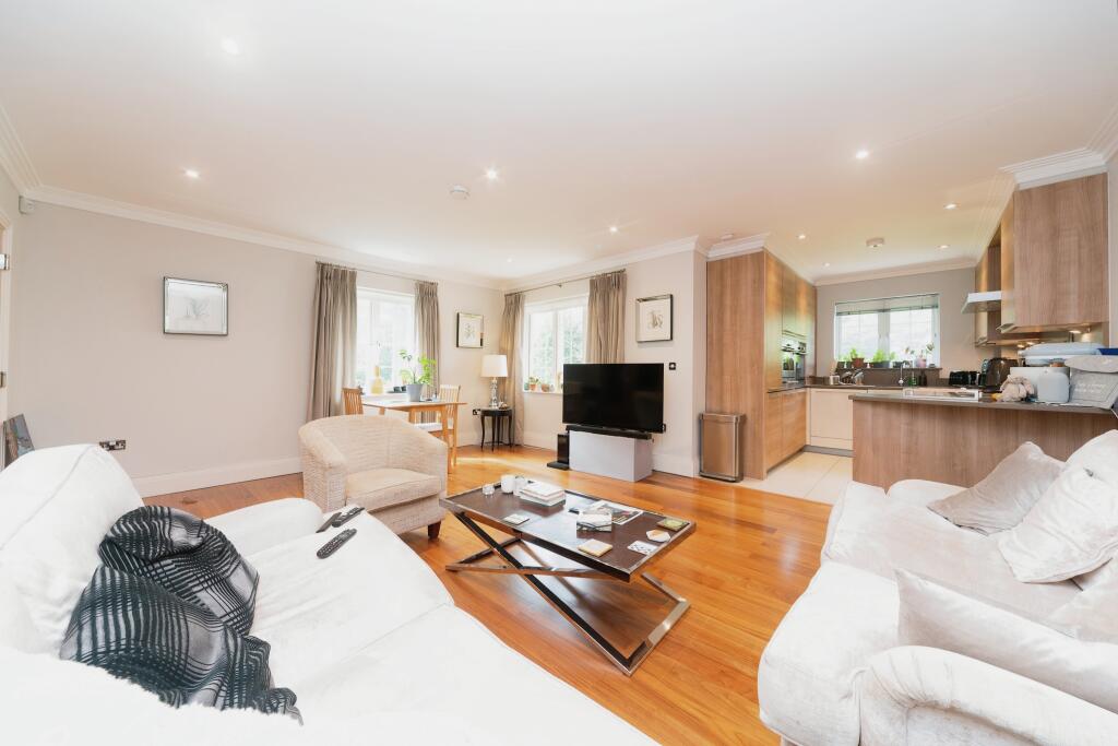 2 bedroom flat for sale in Claremont Lane, Esher, Surrey, KT10