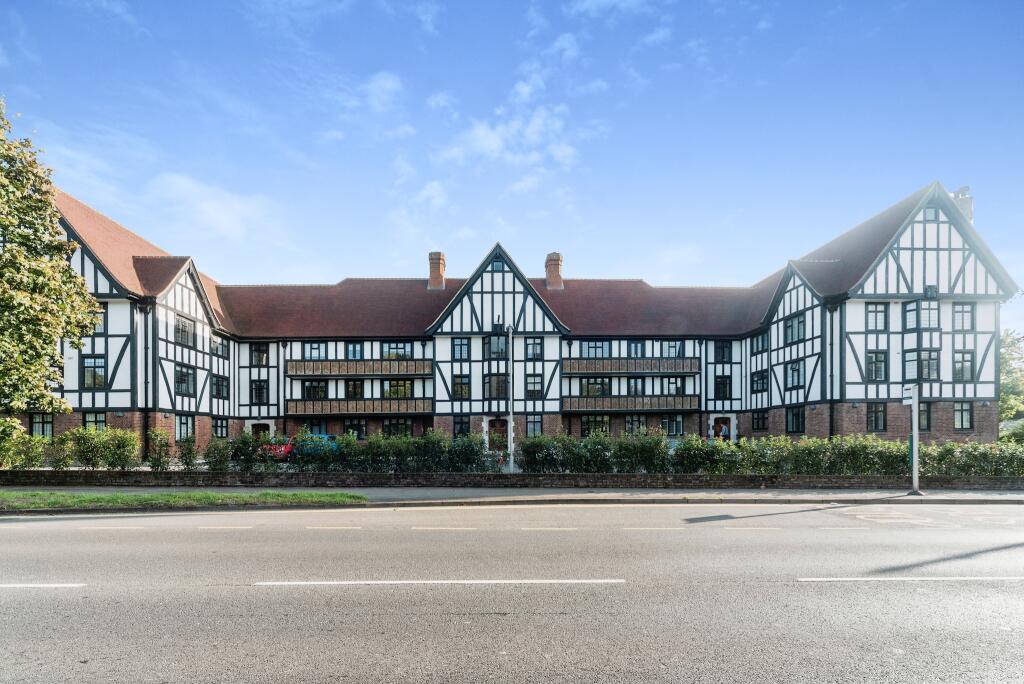 2 bedroom flat for sale in Queens Close, Lammas Lane, Esher, Surrey, KT10