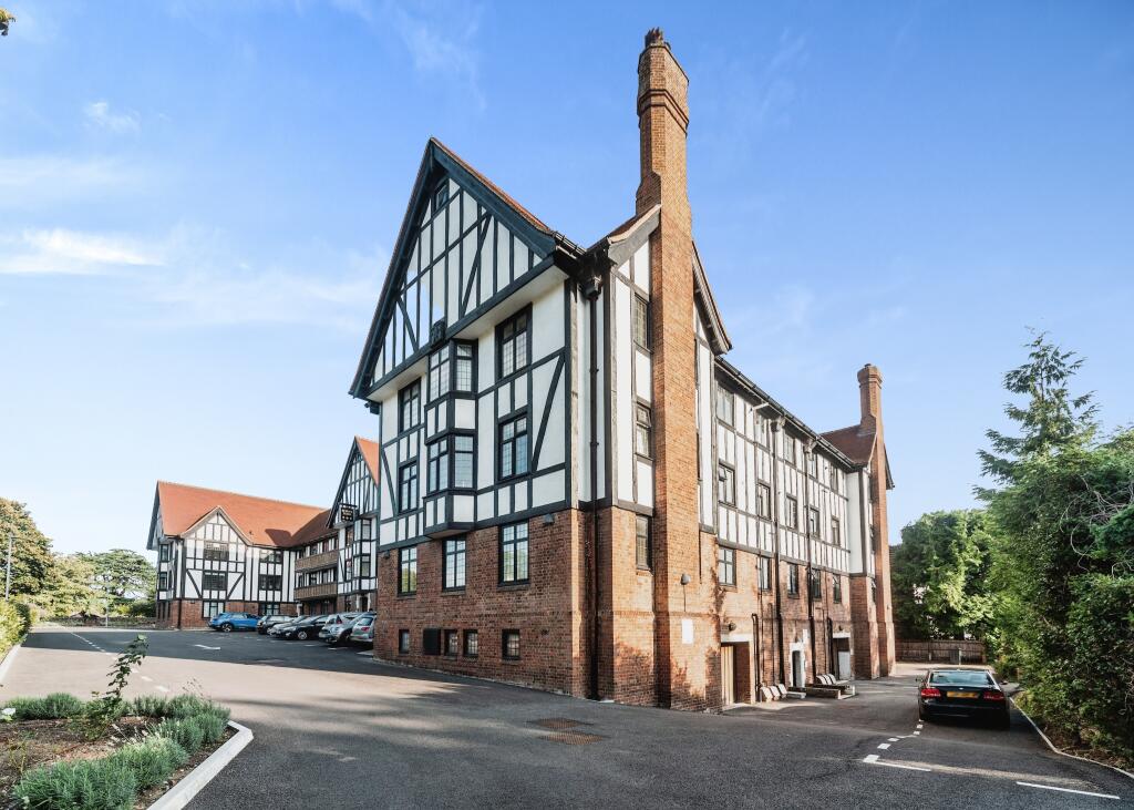 2 bedroom flat for sale in Queens Close, Lammas Lane, Esher, Surrey, KT10