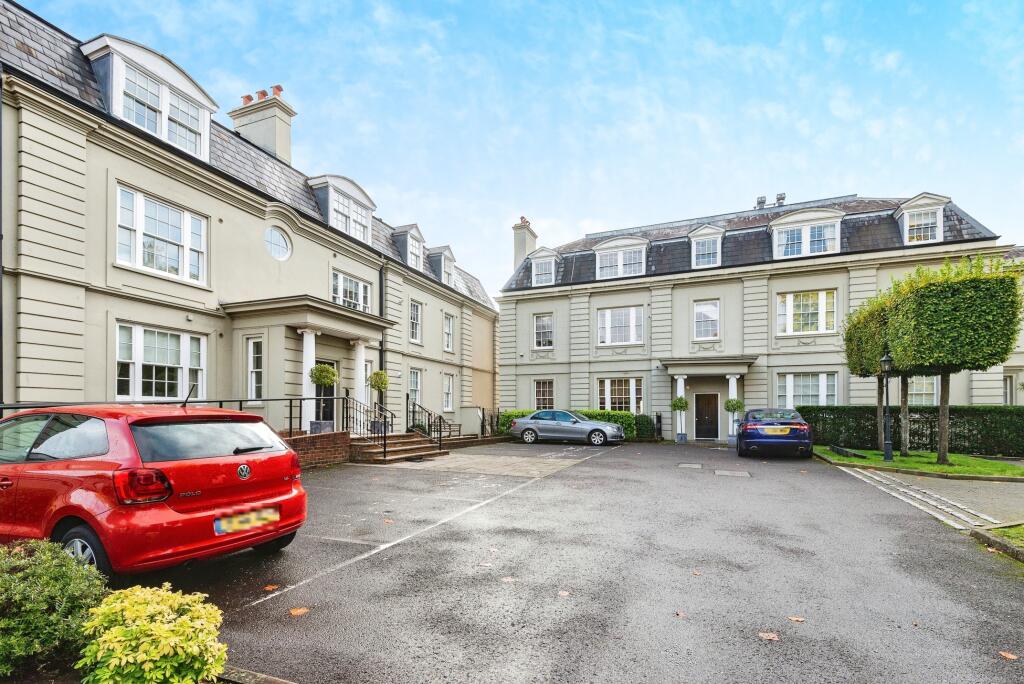2 bedroom flat for sale in High Street, Esher, Surrey, KT10