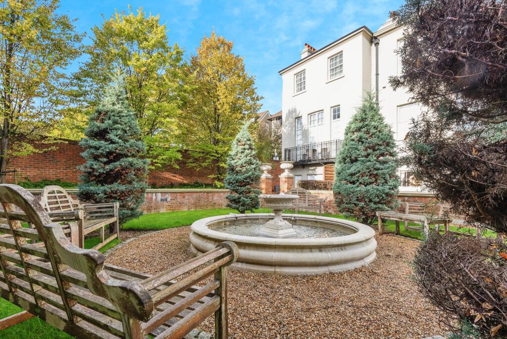 2 bedroom flat for sale in High Street, Esher, Surrey, KT10