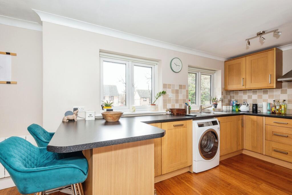 2 bedroom flat for sale in Farm Road, ESHER, Surrey, KT10