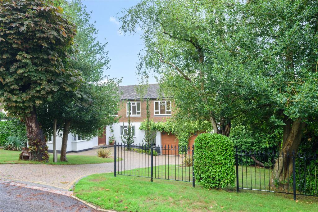4 bedroom detached house for sale in Stonehouse Road, Halstead