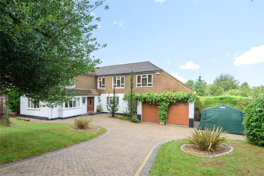 4 bedroom detached house for sale in Stonehouse Road, Halstead