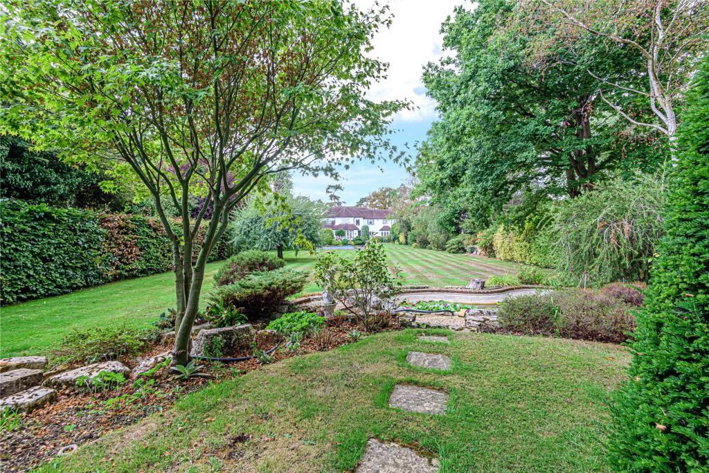 4 bedroom detached house for sale in Park Avenue, Farnborough Park