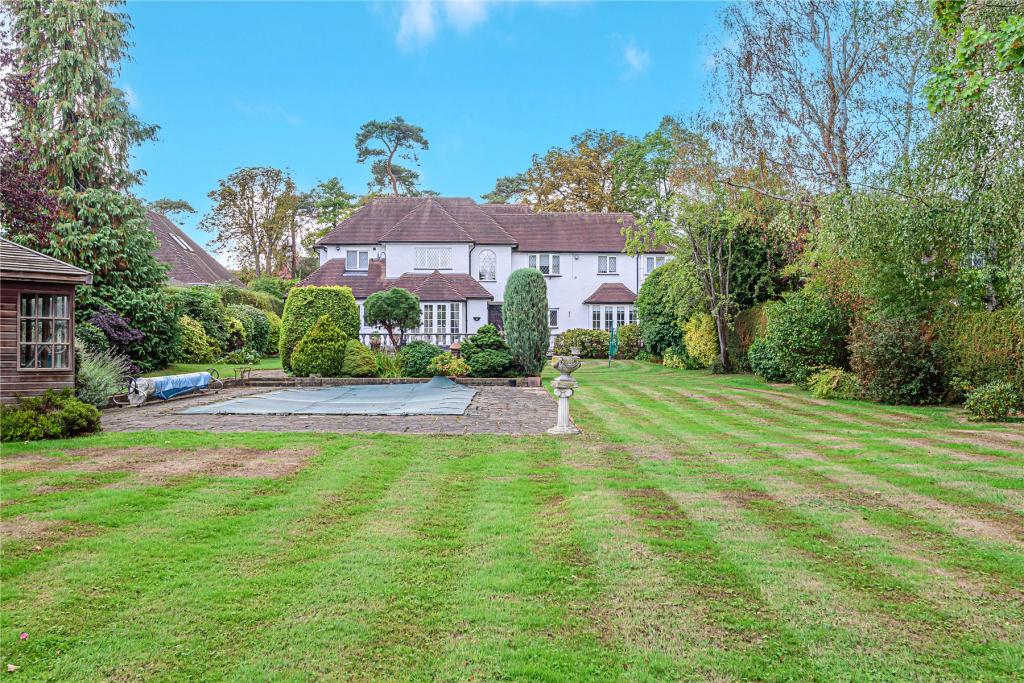 4 bedroom detached house for sale in Park Avenue, Farnborough Park