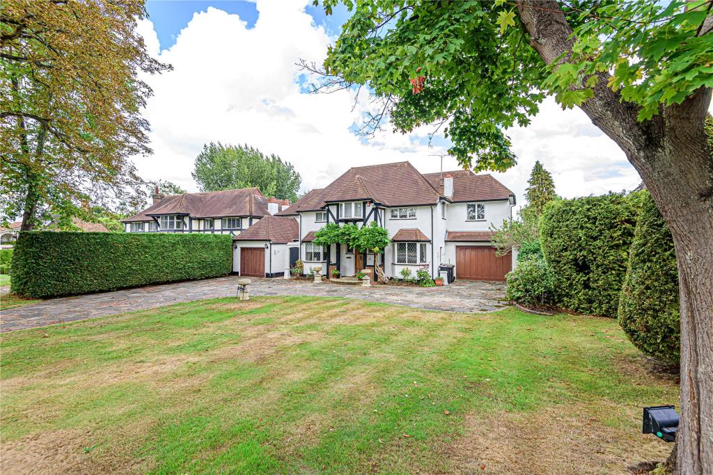 4 bedroom detached house for sale in Park Avenue, Farnborough Park