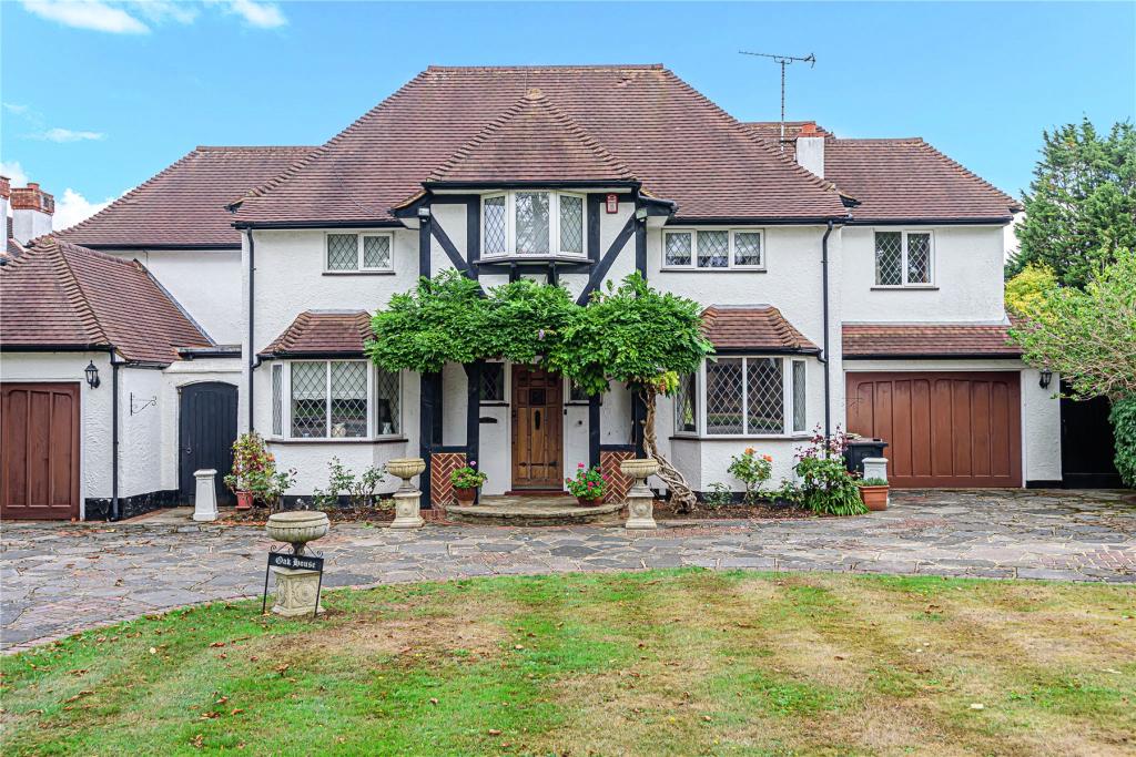 4 bedroom detached house for sale in Park Avenue, Farnborough Park