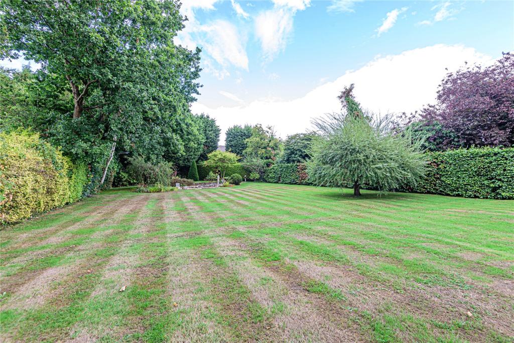 4 bedroom detached house for sale in Park Avenue, Farnborough Park