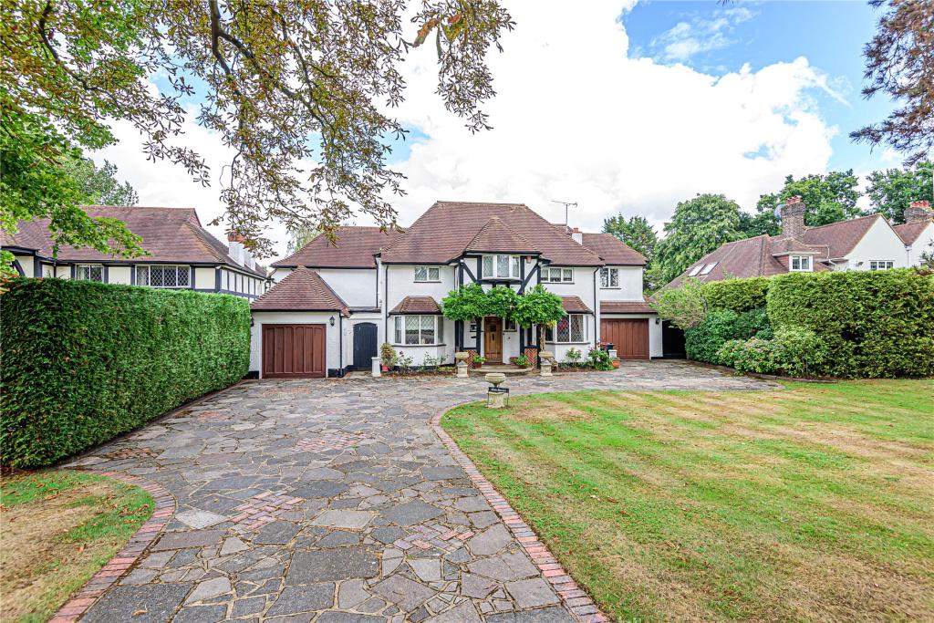 4 bedroom detached house for sale in Park Avenue, Farnborough Park