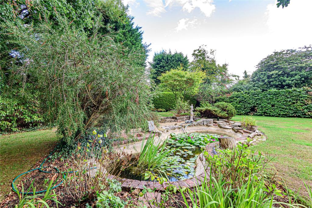 4 bedroom detached house for sale in Park Avenue, Farnborough Park