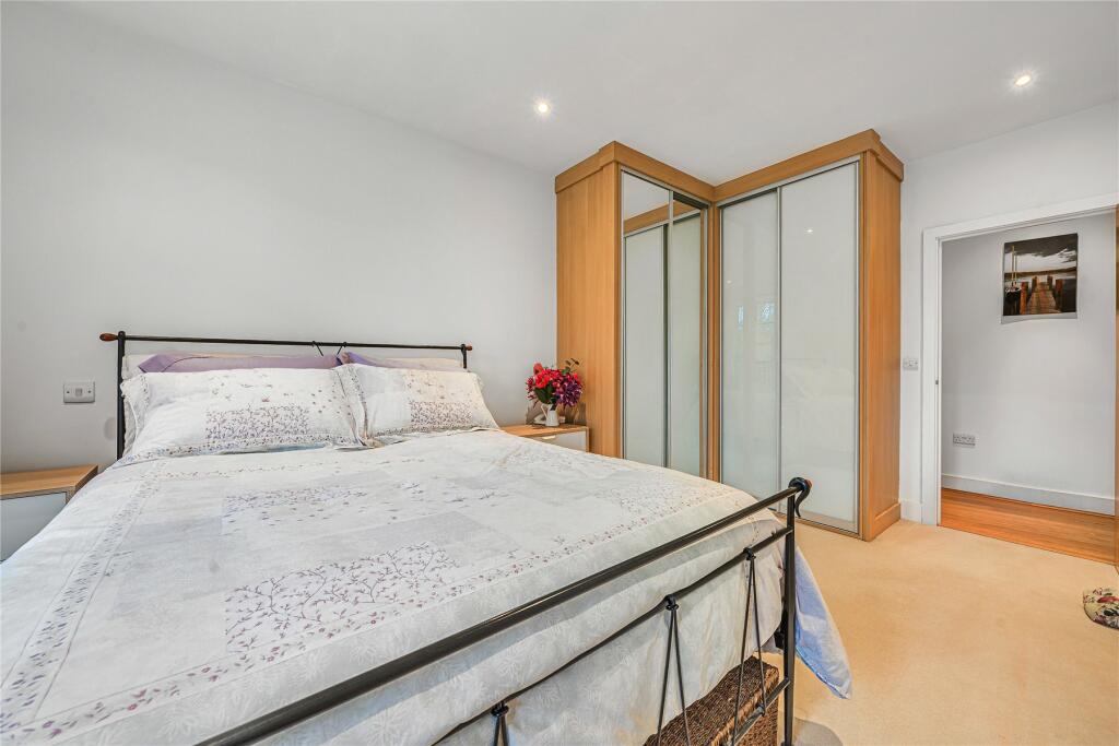 2 bedroom flat for sale in Westerham Road, Keston, BR2