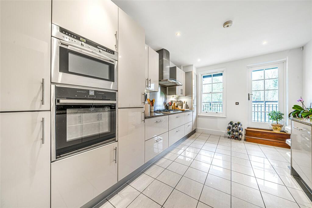 2 bedroom flat for sale in Westerham Road, Keston, BR2