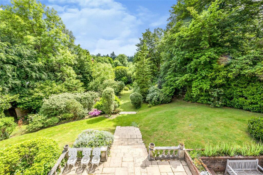 6 bedroom detached house for sale in Hook Heath Road, Hook Heath