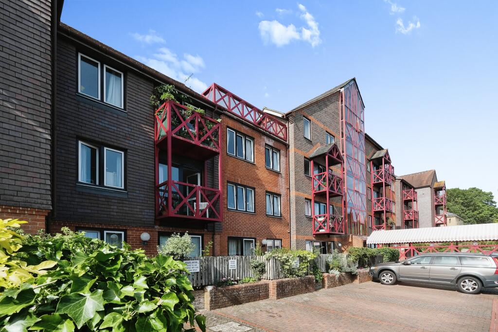 2 bedroom flat for sale in The Mount, Guildford, Surrey, GU2