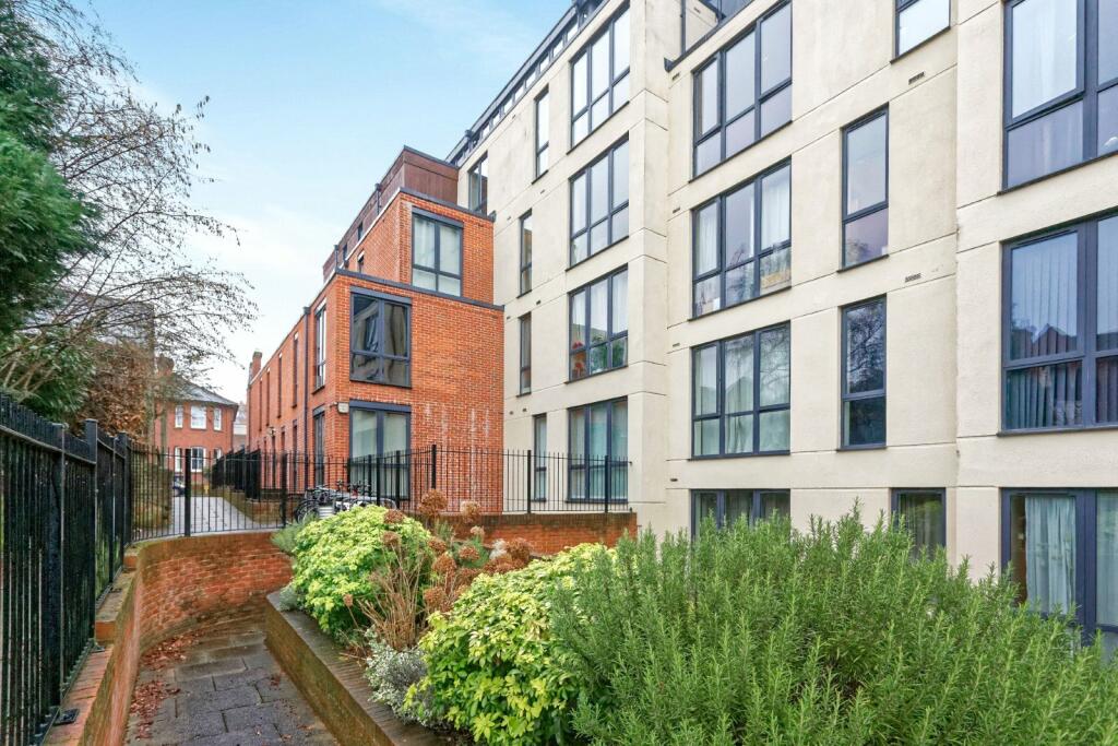 2 bedroom flat for sale in Printing House Square, Martyr Road, Guildford, Surrey, GU1