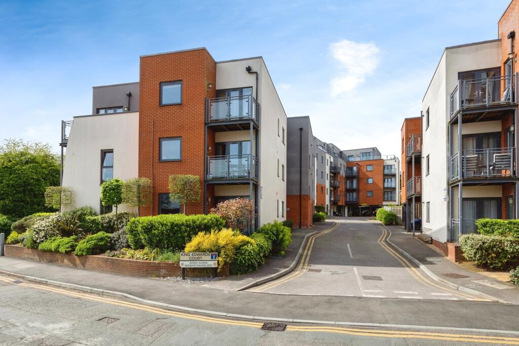 2 bedroom flat for sale in King Edwards Court, Walnut Tree Close, Guildford, GU1