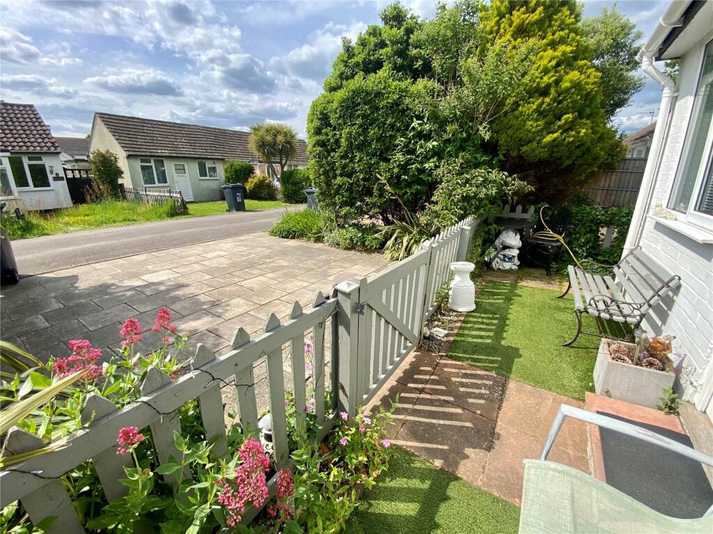 1 bedroom bungalow for sale in Salterns Lane, Hayling Island, Hampshire