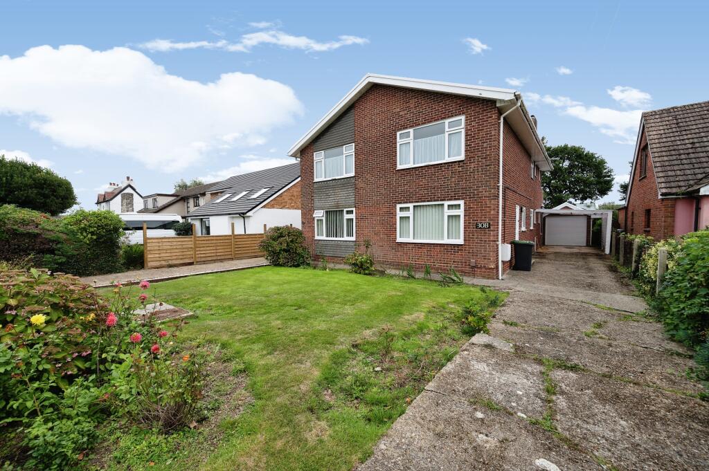 2 bedroom flat for sale in Sea View Road, Hayling Island, Hampshire, PO11