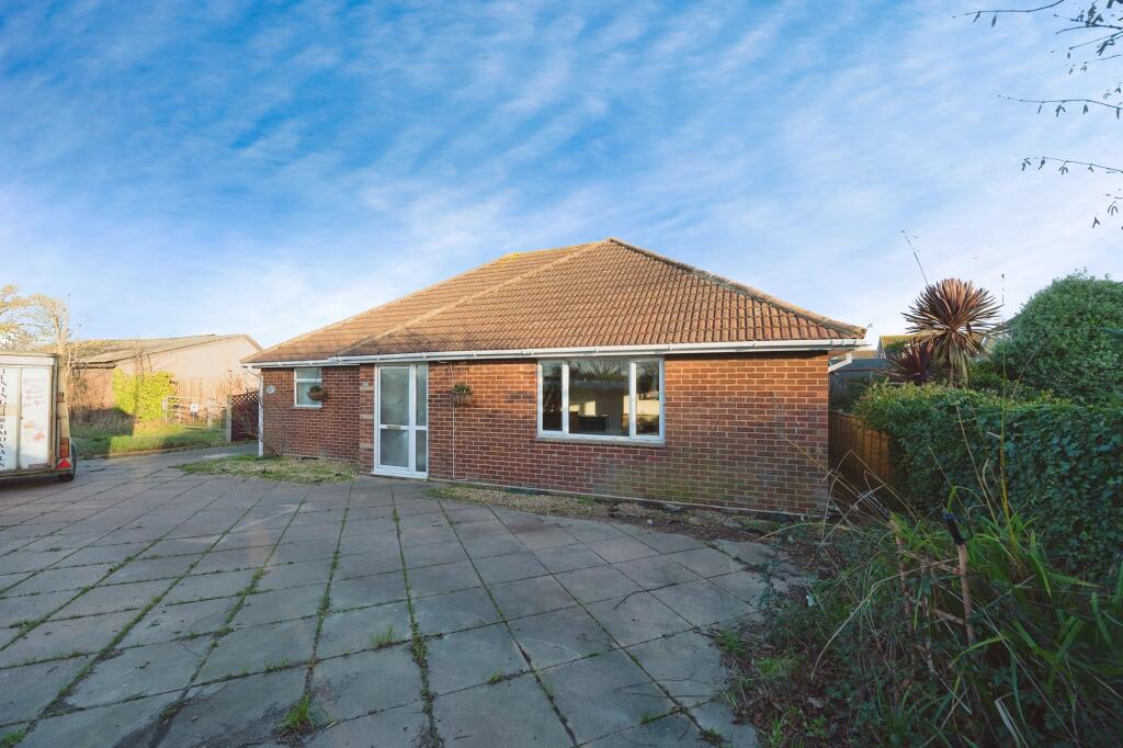 5 bedroom bungalow for sale in Havant Road, Hayling Island, Hampshire, PO11